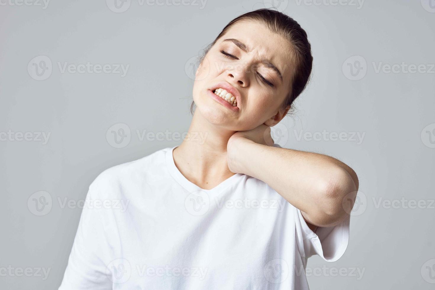 missnöjd kvinna i vit t-shirt gemensam smärta hälsa problem känslor foto