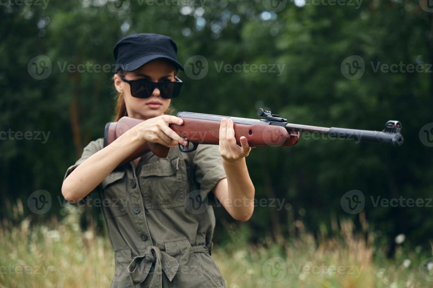 kvinna vapen solglasögon vapen jakt livsstil grön träd foto