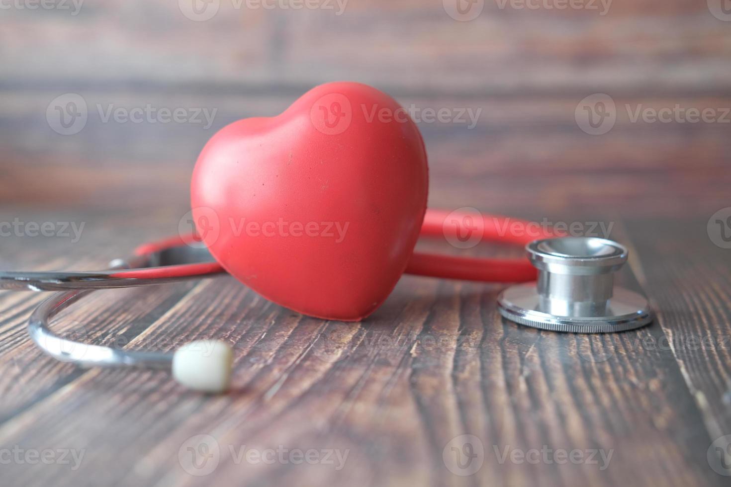 hjärta form symbol och stetoskop på trä bakgrund foto
