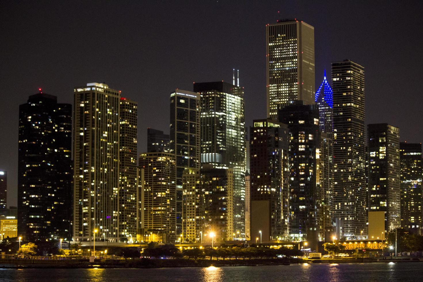 chicago, illinois 2016 - chicago skyline på natten foto