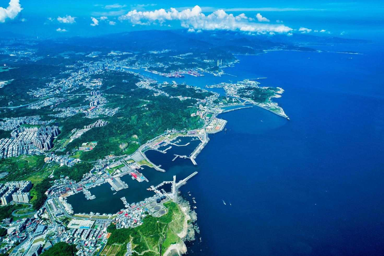 Flygfoto över den nordöstra kusten av taiwan i keelung city foto