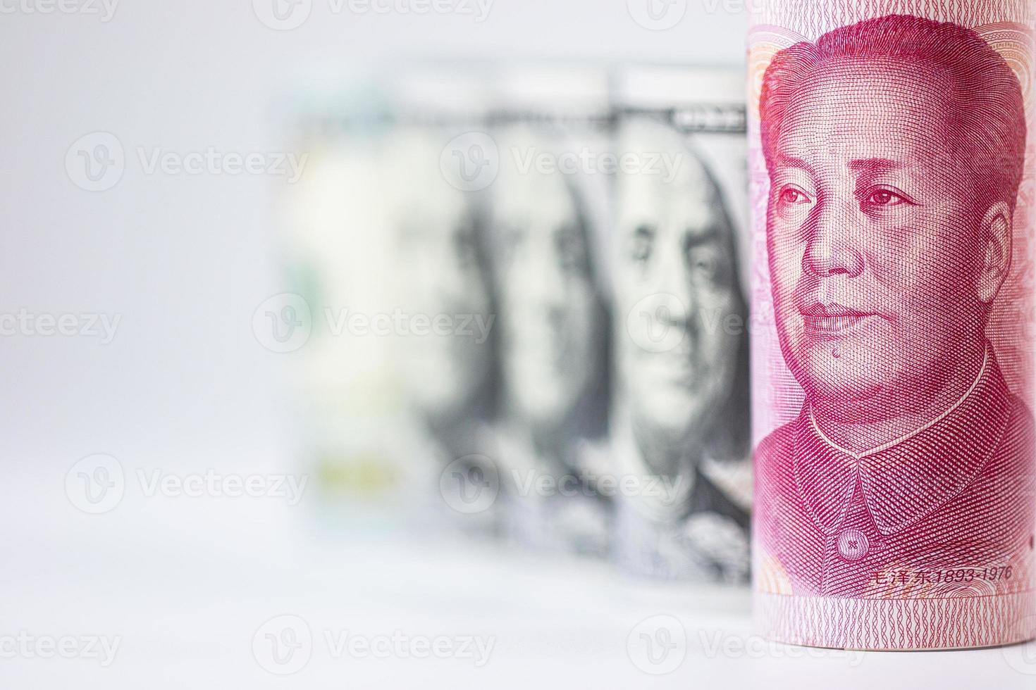 närbild av rullad porslin yuan valuta på vit bakgrund foto