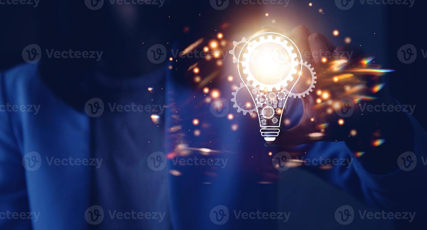 hand av affärsman innehav upplyst ljus Glödlampa med nätverk förbindelse linje, aning, innovation och inspiration begrepp. begrepp kreativitet med lökar den där glans glitter. foto