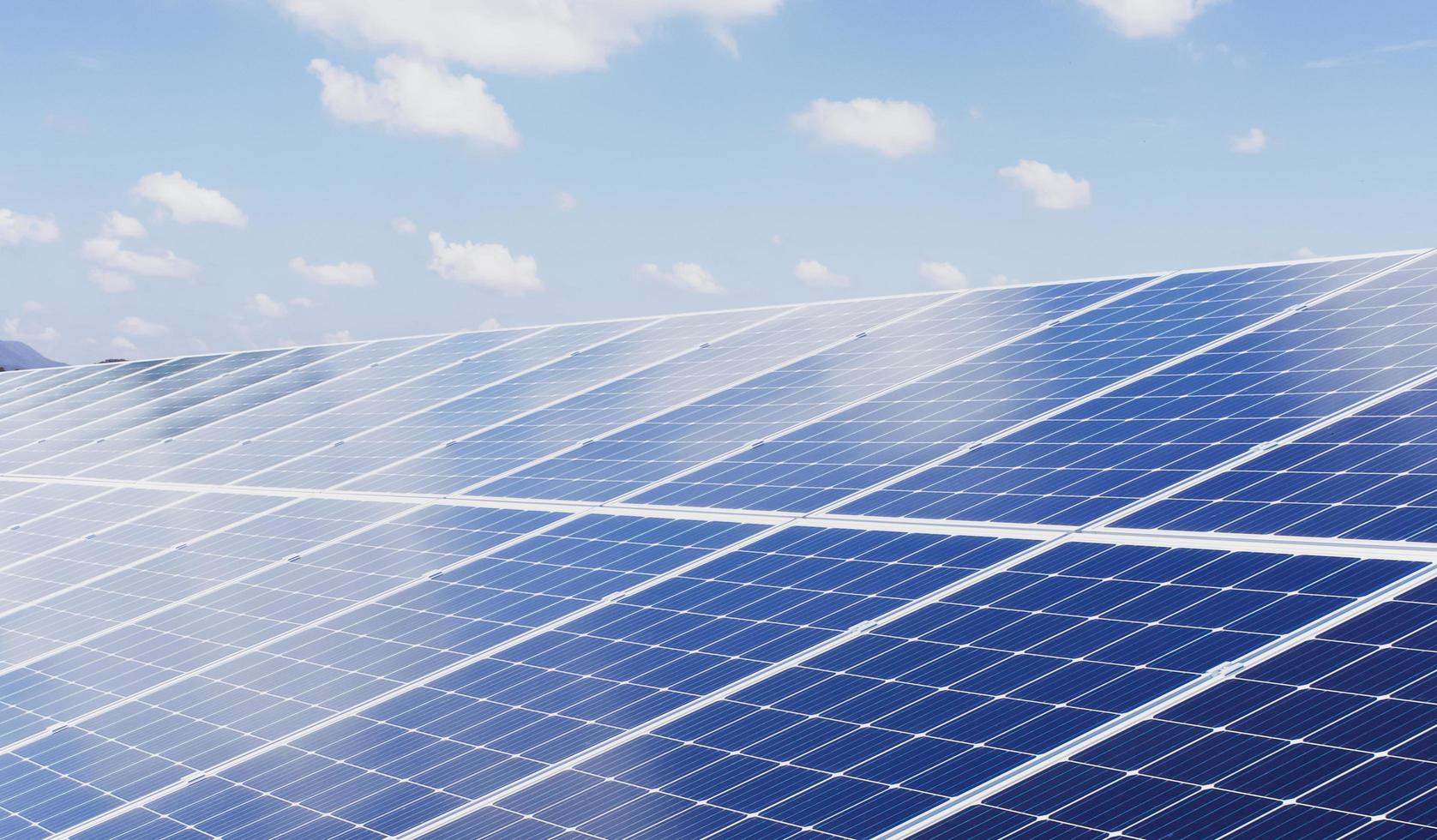 eco teknologi sol- panel med Sol och blå himmel bakgrund. begrepp rena energi i natur foto