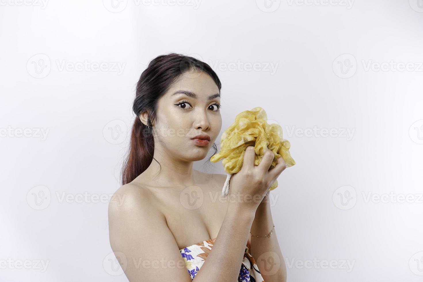 porträtt av Lycklig asiatisk flicka tar dusch med gel. hon tvättning med puff, kropp vård skönhet begrepp. foto