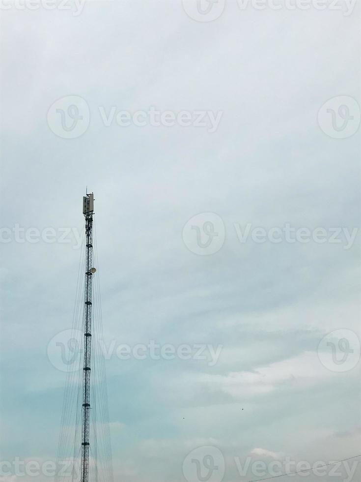 telekommunikation torn isolerade förbi mulen himmel foto
