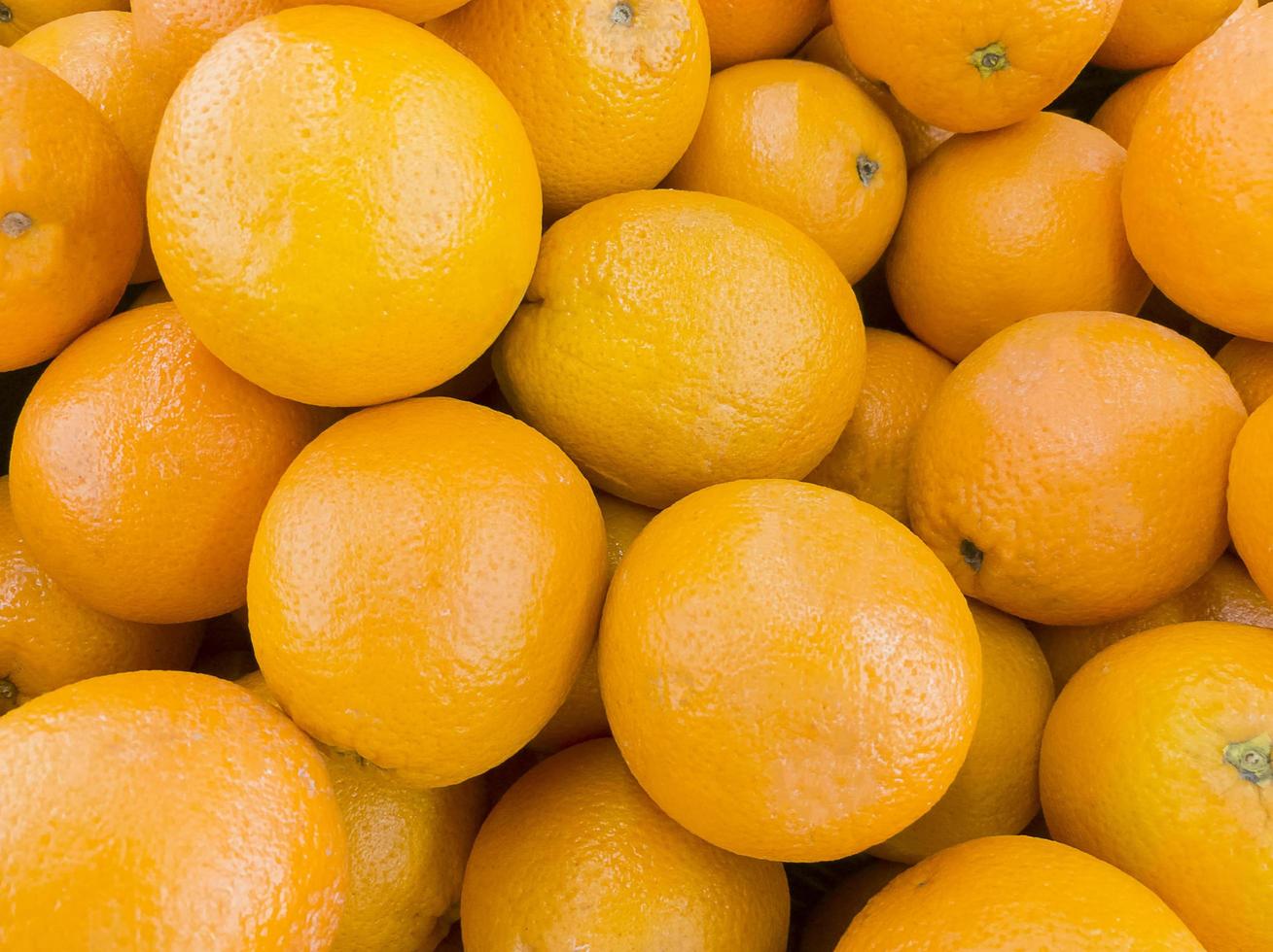 närbild av mandarin apelsiner i en thailand marknad foto