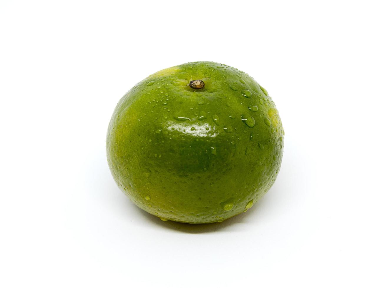 färsk grön orange isolerad på vit bakgrund foto
