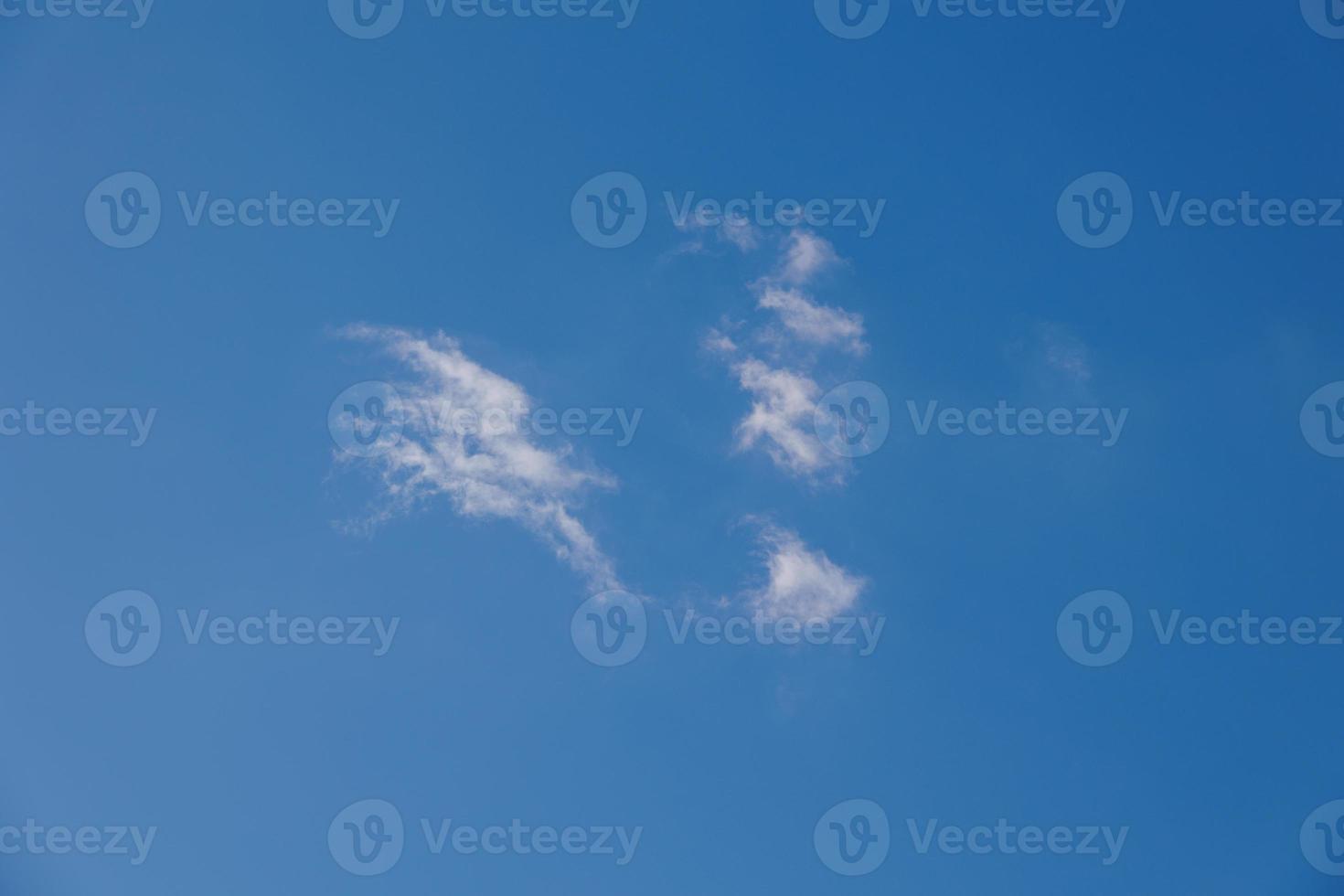 blå himmel med ett vit små moln naturlig bakgrund foto