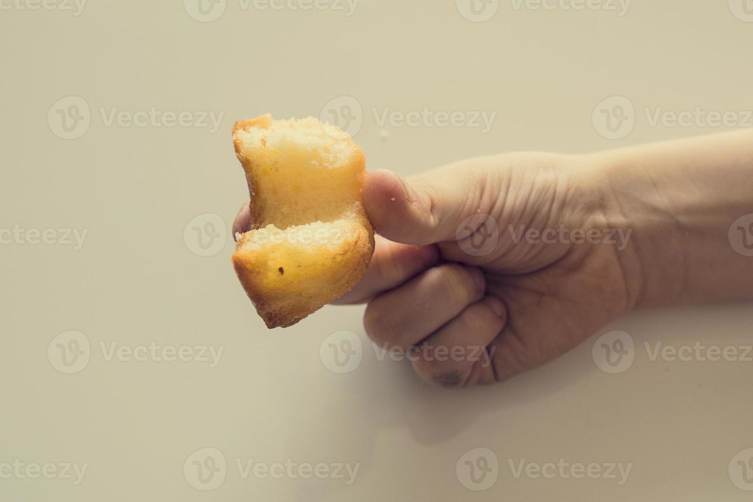 gott liten påsk muffin på en barnets hand på en ljus bakgrund foto