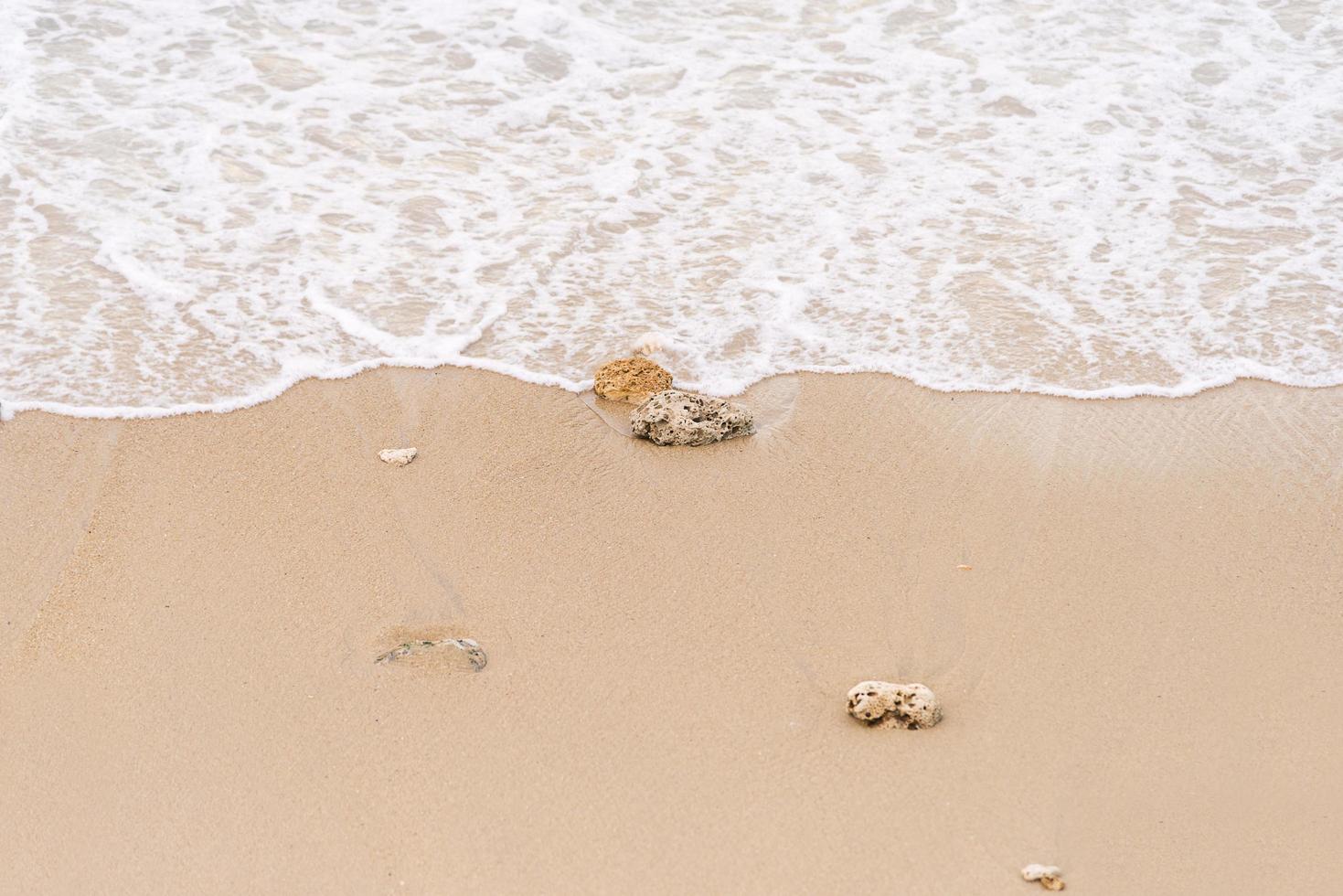 mjuka vågor på stranden foto