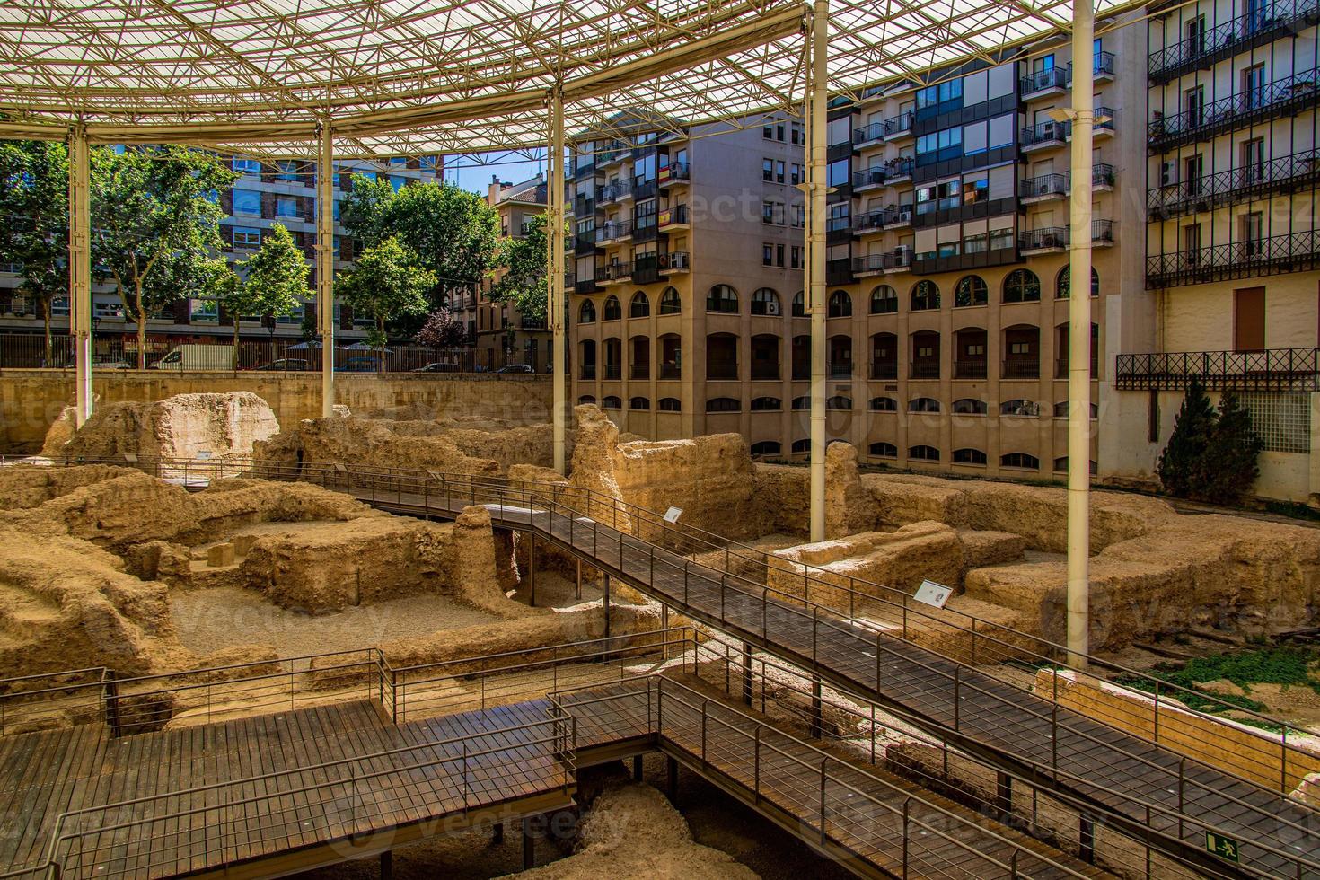 skön ruiner av de gammal roman amfiteater i zaragoza Spanien museo del teatro de caesaraugusta foto