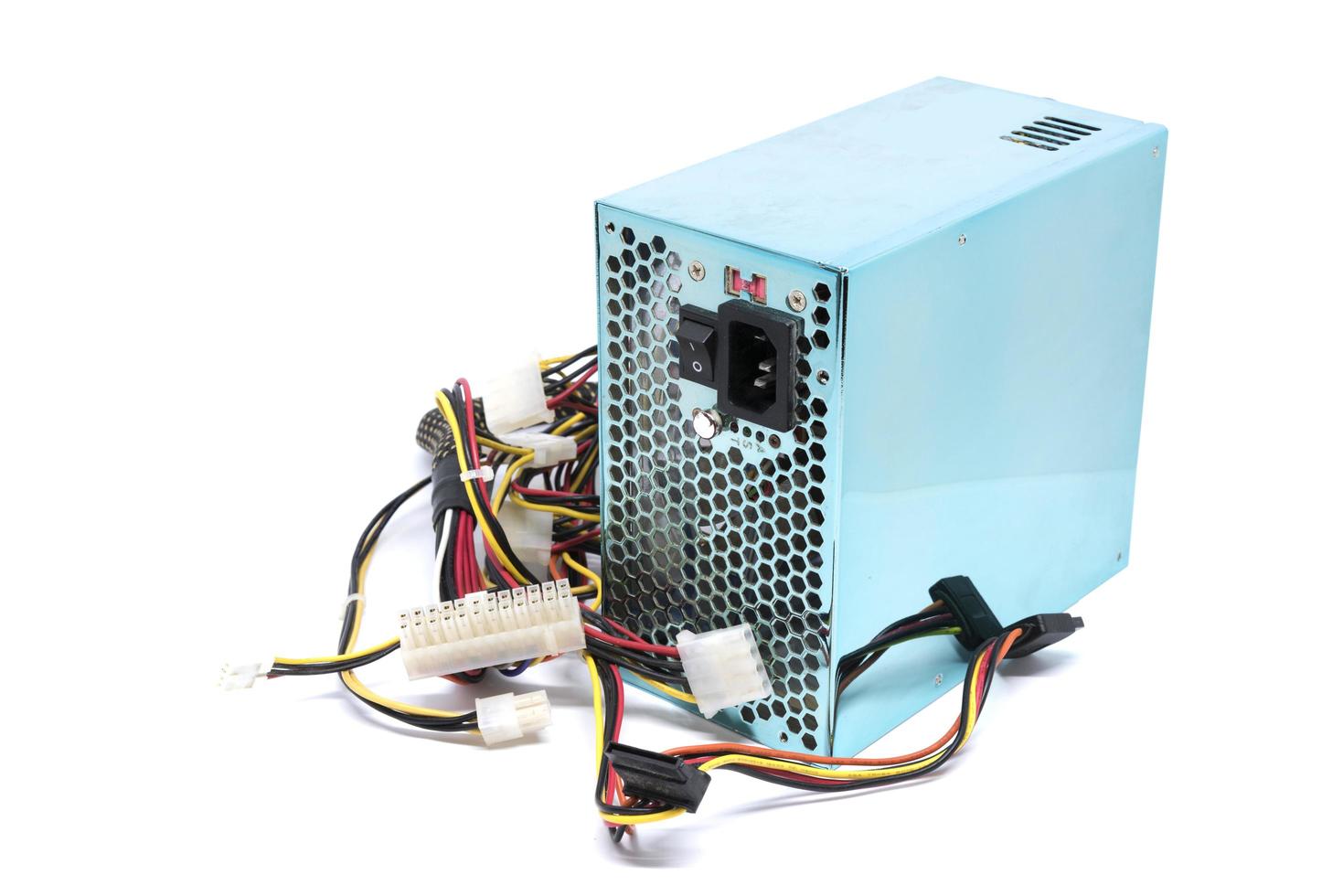 500w strömförsörjningsenhet med kablar och strömbrytare io för datorer som isoleras på en vit bakgrund foto
