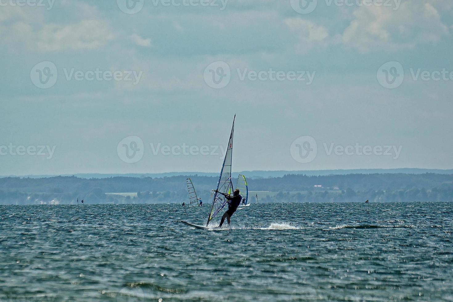 vindsurfing på de bukt av pucka på de baltic hav foto