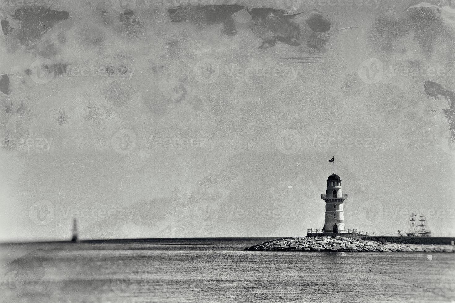 Foto av en strand i Kalkon i alanya på en skön sommar dag stiliserade som ett gammal fotografi skön Foto av en strand i Kalkon i alanya på en skön sommar dag stiliserade som ett gammal fotografera