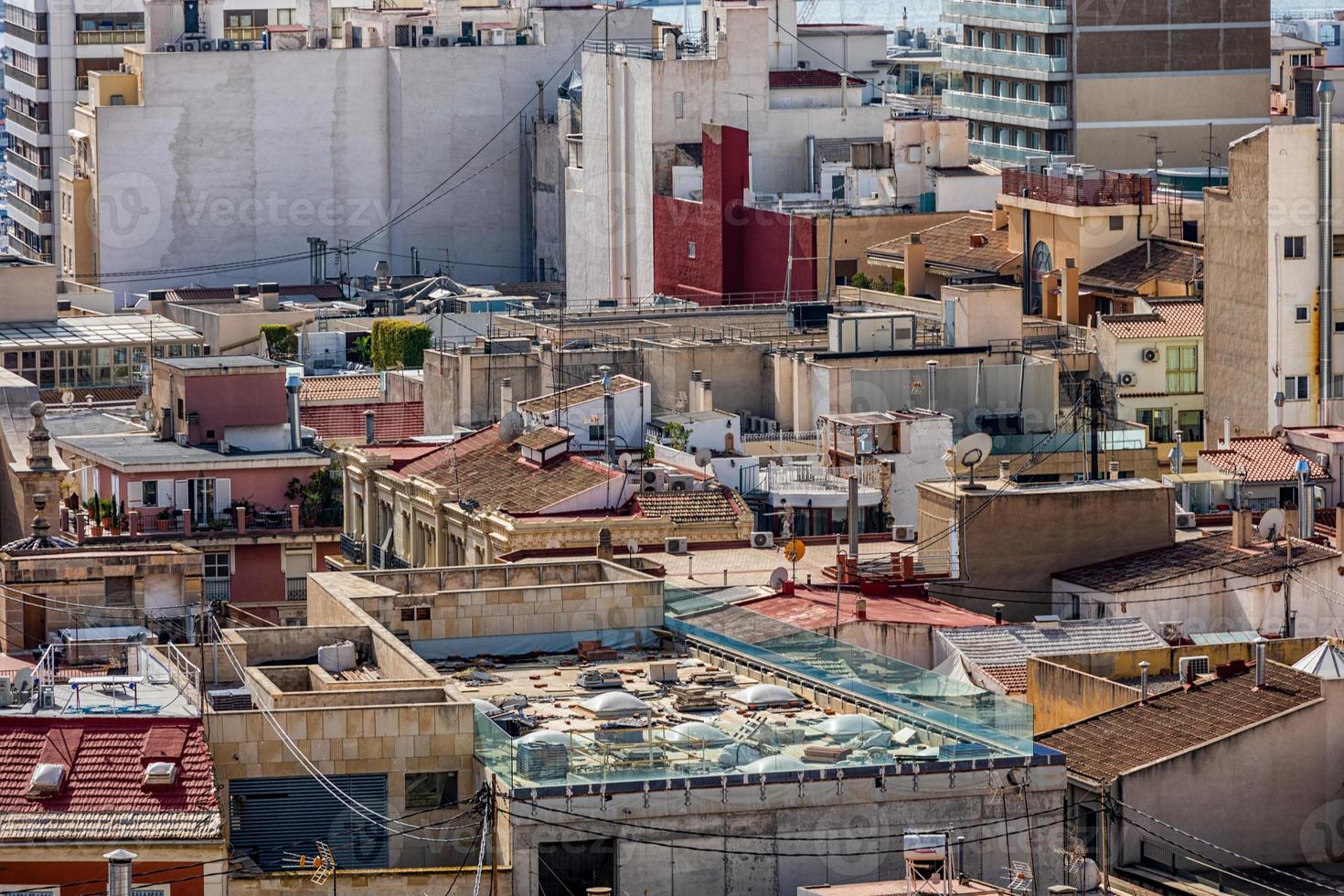 se på en solig dag av de stad och färgrik byggnader från de synpunkt alicante Spanien foto