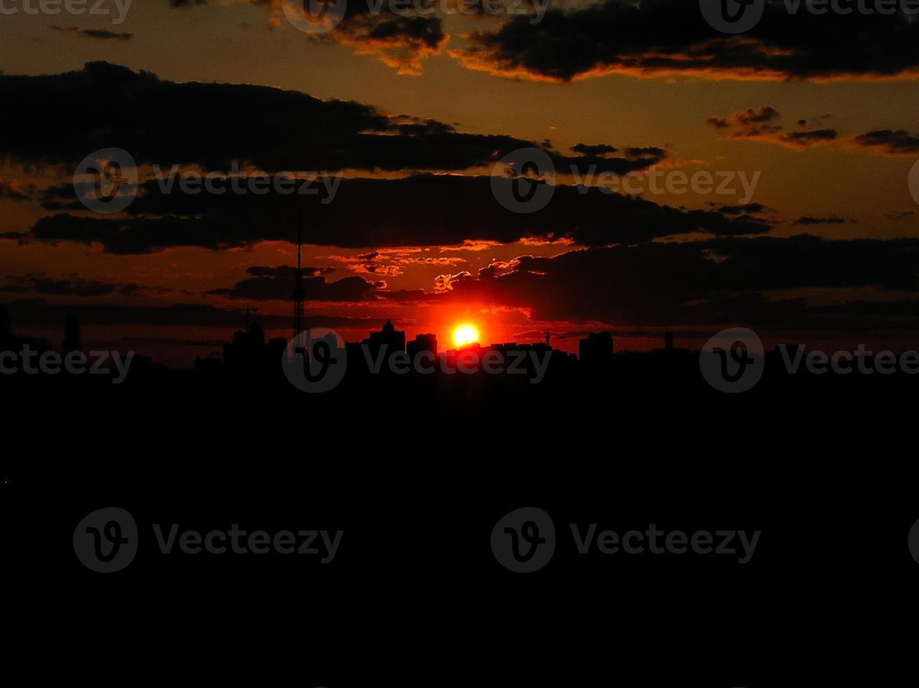 höst röd solnedgång med en lila himmel foto