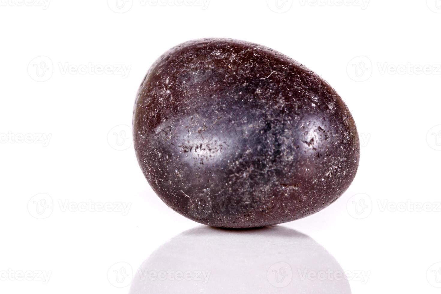 makro mineral sten brunkol på en vit bakgrund foto