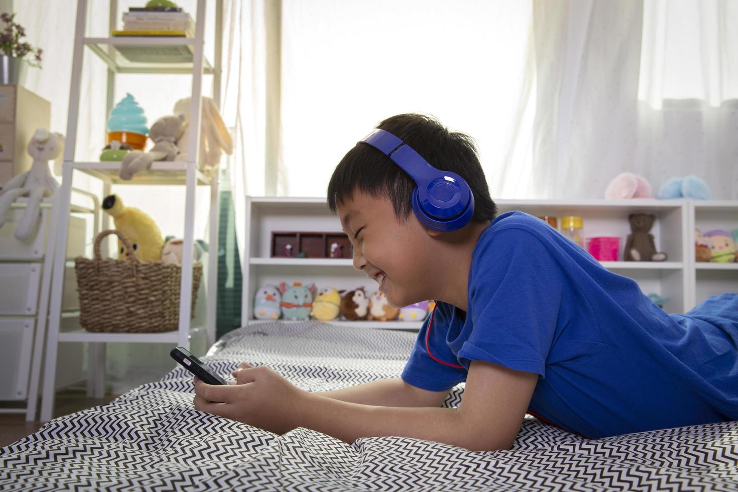 pojke njuter av att lyssna på musik foto