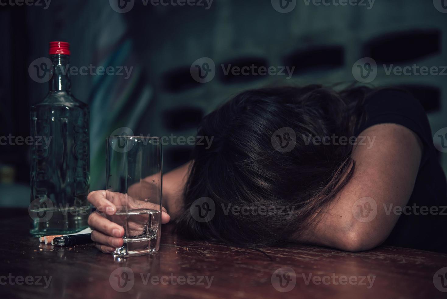 asiatisk kvinna dryck vodka ensam på Hem på natt tid, thailand människor, stress kvinna full begrepp foto