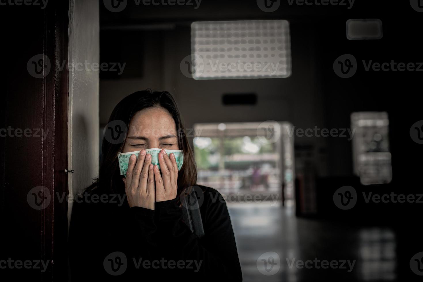 asiatisk resande kvinna ha på sig mask för skydda coronavirus, thai kvinna bär ansikte mask respiratorisk skydda och filtrera PM 2,5 foto