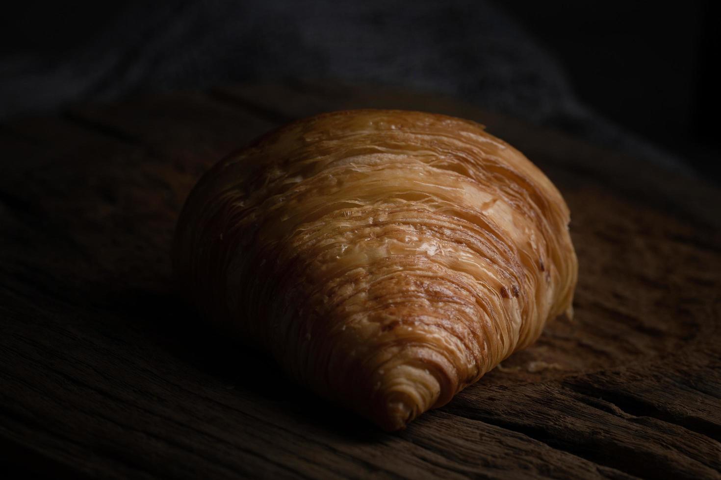 nybakade croissanter foto