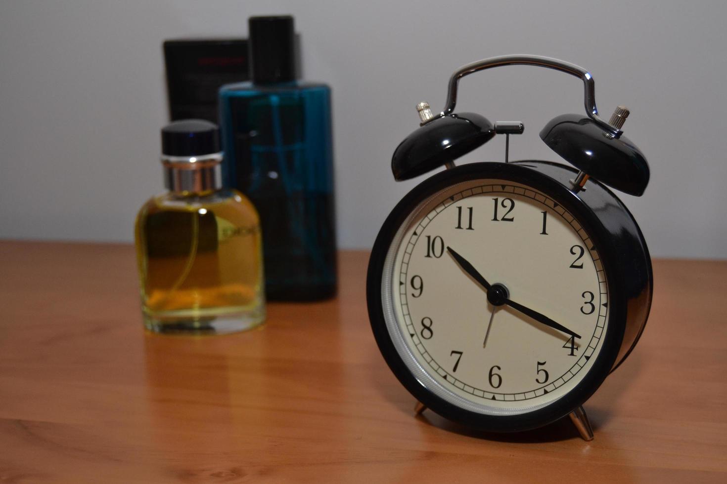 parfym och en antik väckarklocka foto