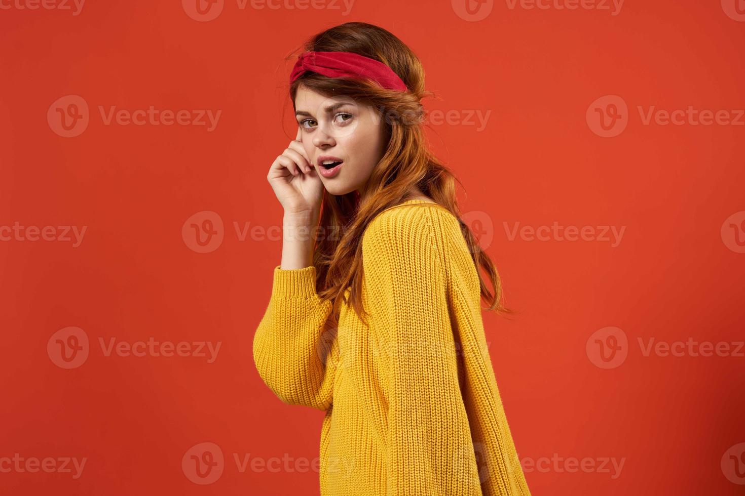 kvinna i gul Tröja med röd pannband mode foto
