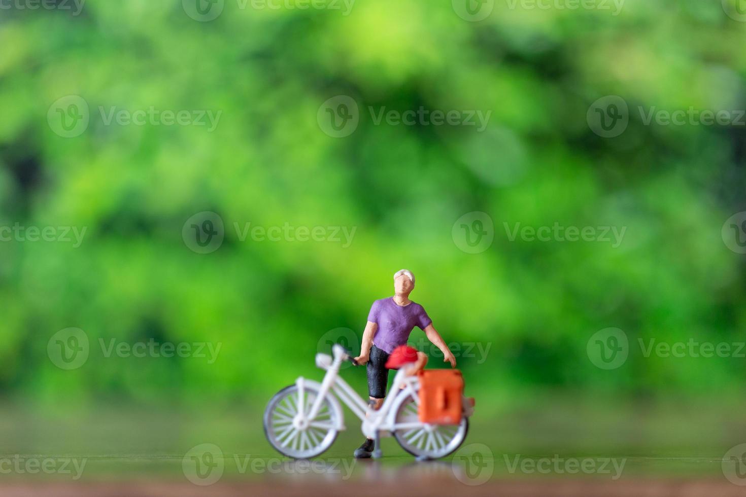 miniatyr- människor stående med cykel, värld cykel dag begrepp foto