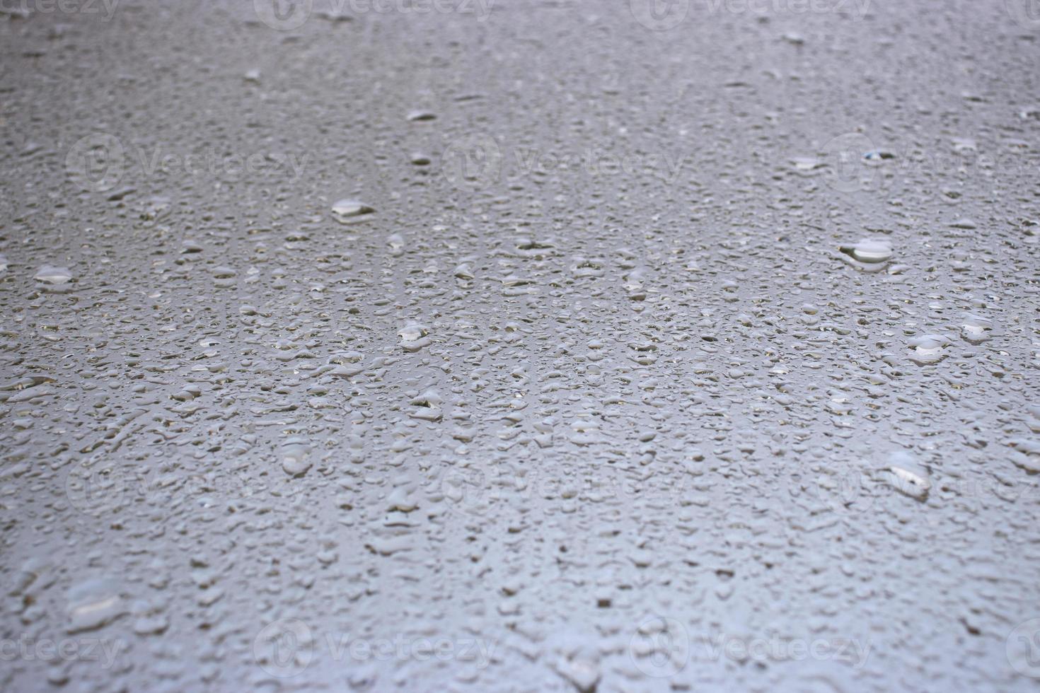 närbild se på vatten droppar på fönster i regn. droppar av regn på de glas begrepp Foto. främre se fotografi med suddig bakgrund. foto