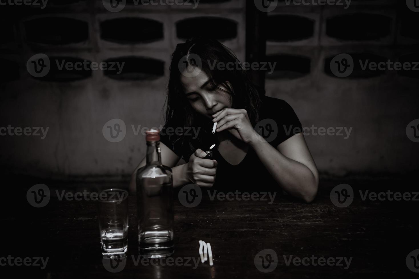 asiatisk kvinna dryck vodka ensam på Hem på natt tid, thailand människor, stress kvinna full begrepp foto