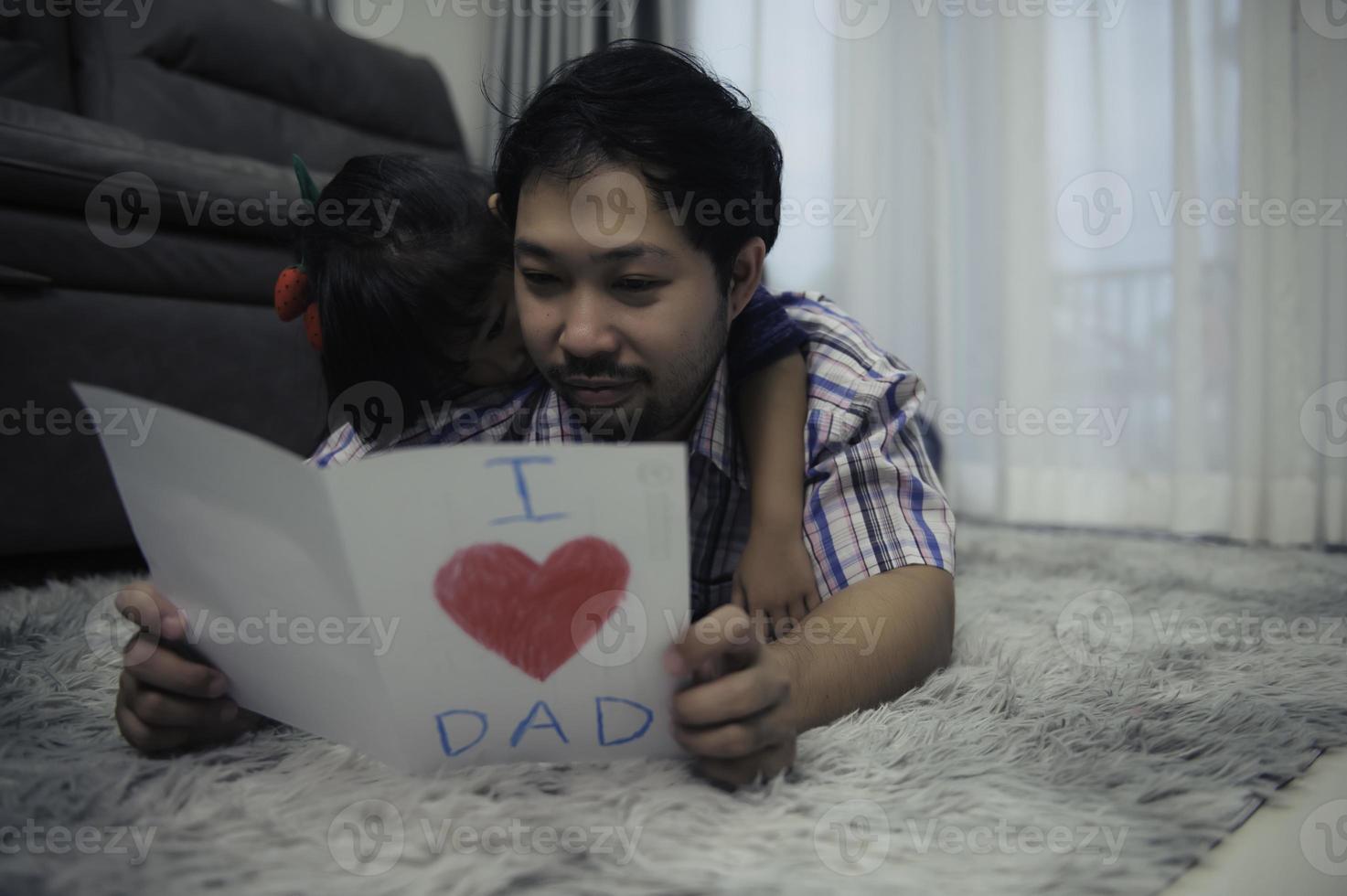 far dag koncept, asiatisk ung stilig far och dotter stanna kvar på Hem tillsammans foto