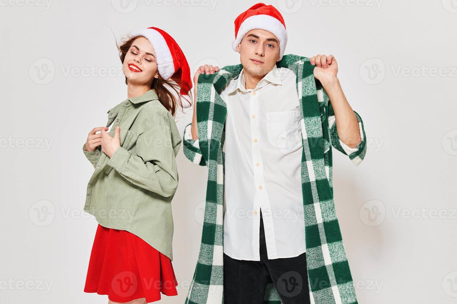man och kvinna i jul hattar ljus kläder roligt Semester foto