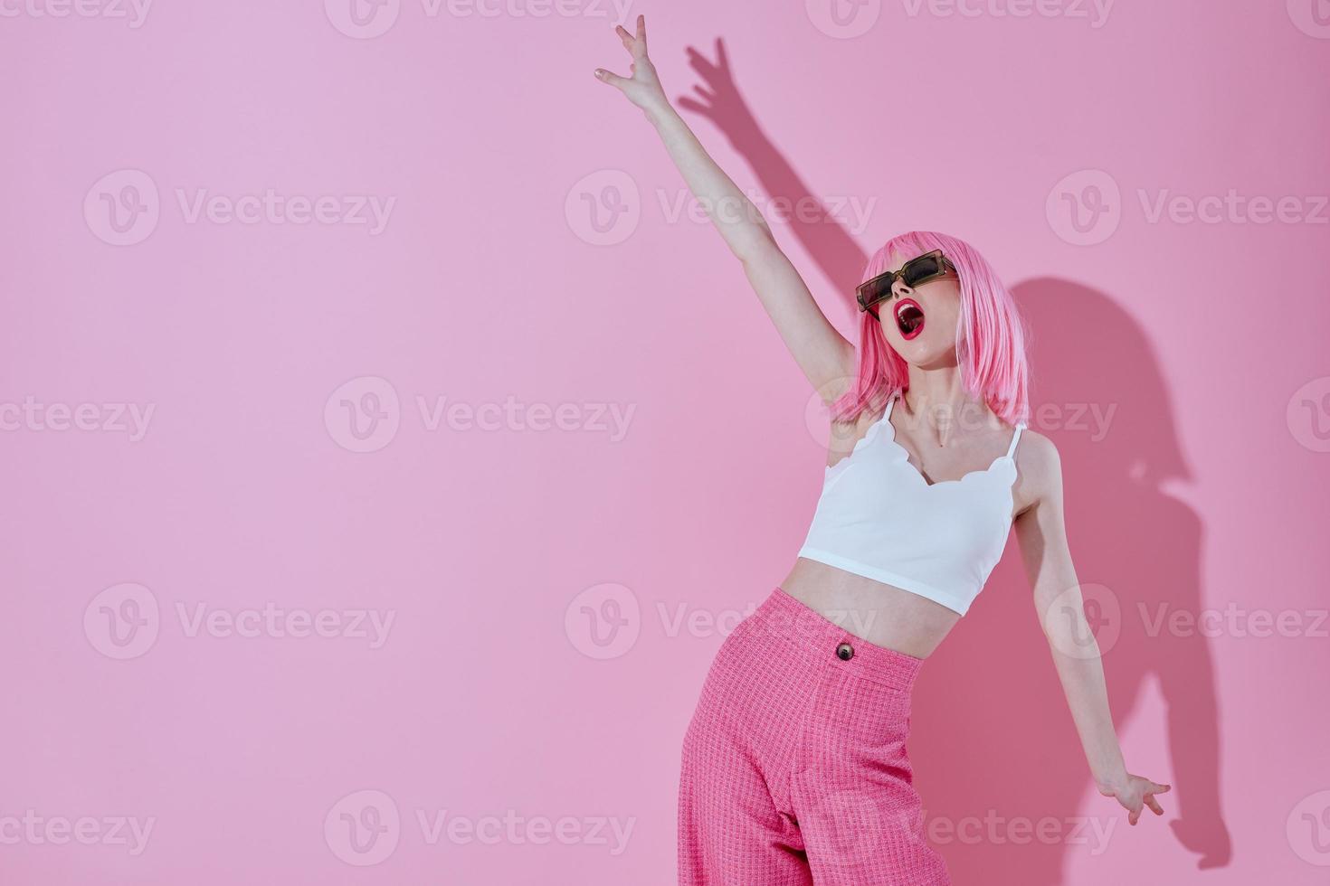 ung kvinna i en vit t-shirt och rosa byxor glamour Färg bakgrund oförändrad foto