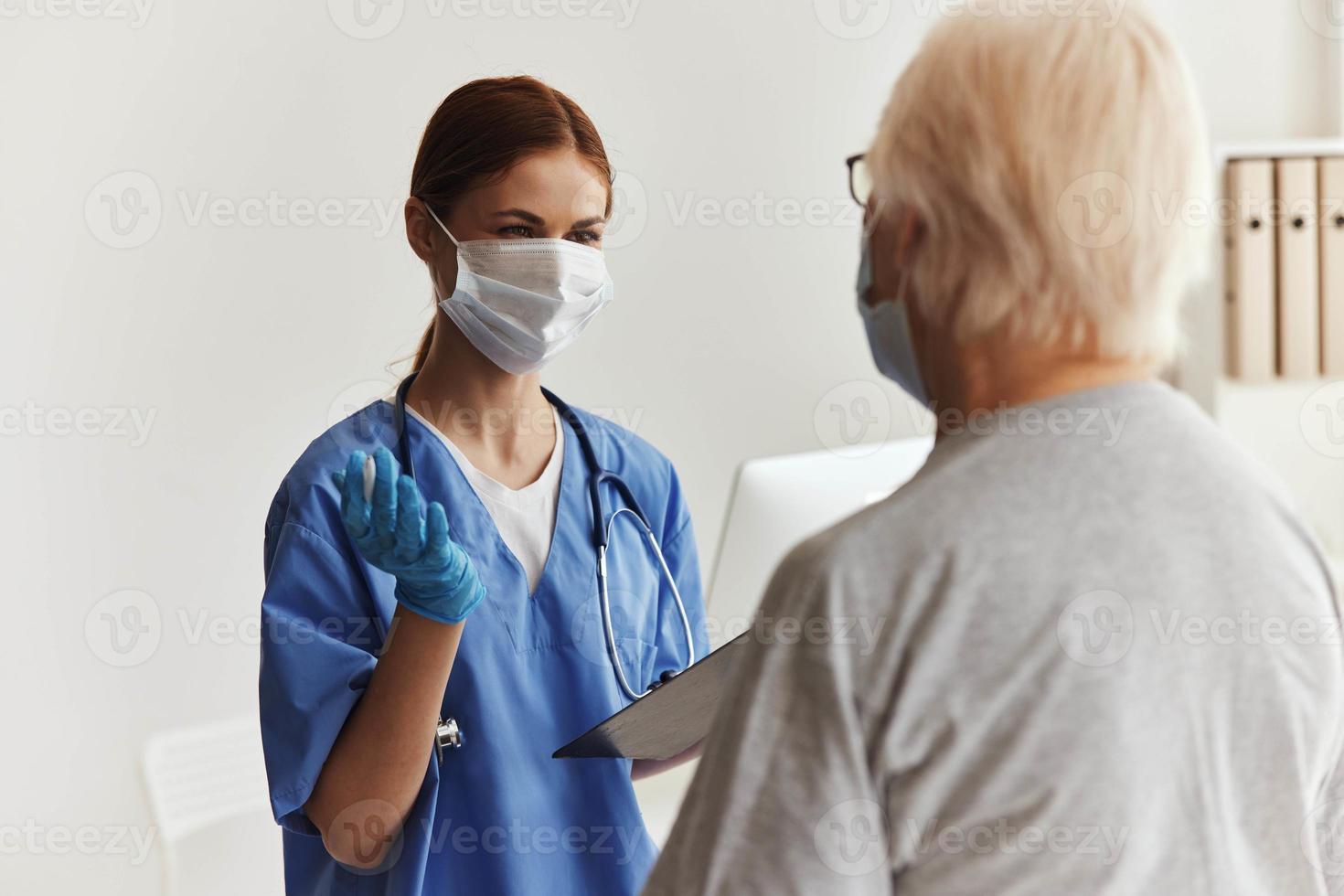 sjuksköterska och patient diskussion behandling foto