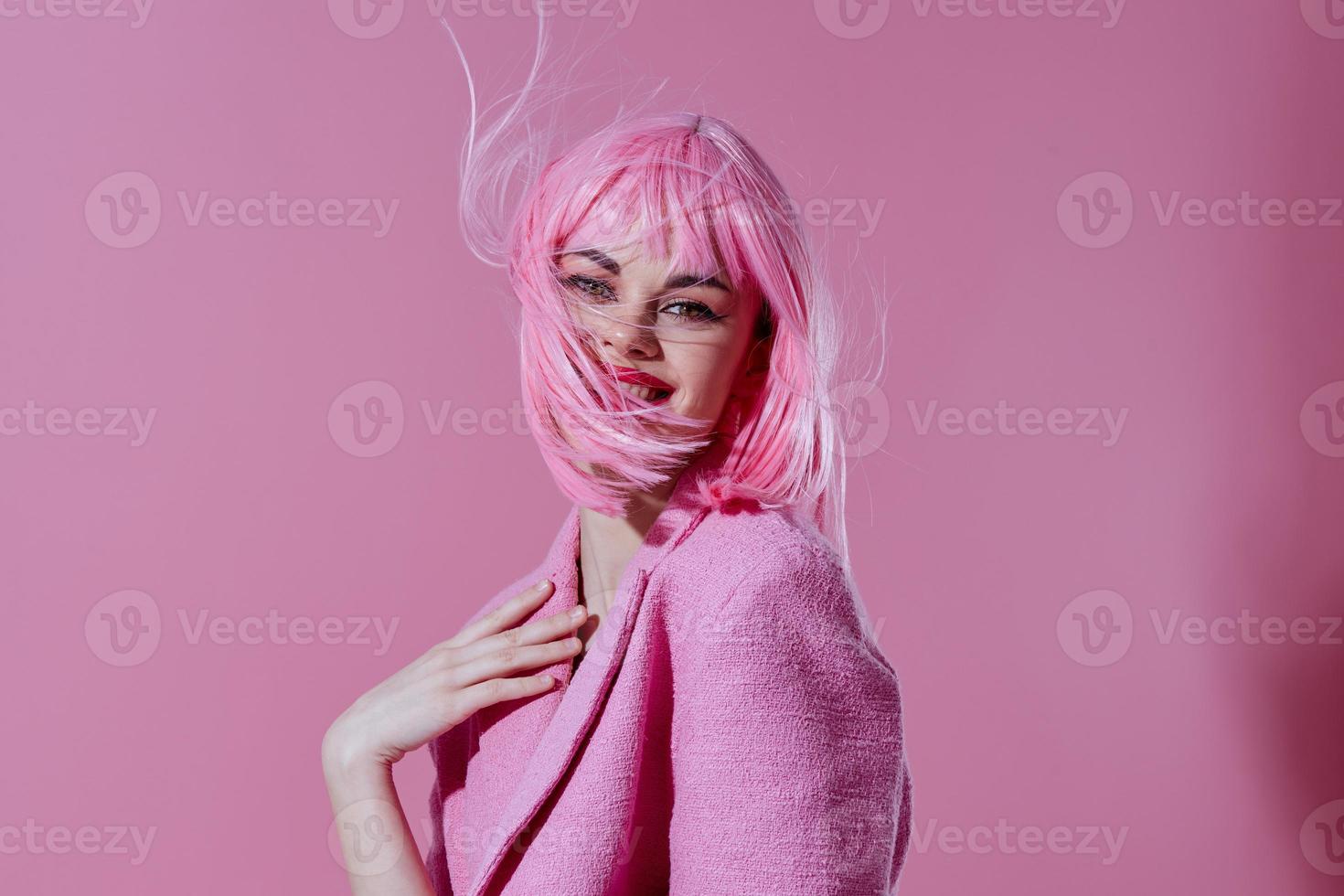 Söt ung kvinna modern stil rosa hår röd mun mode Färg bakgrund oförändrad foto