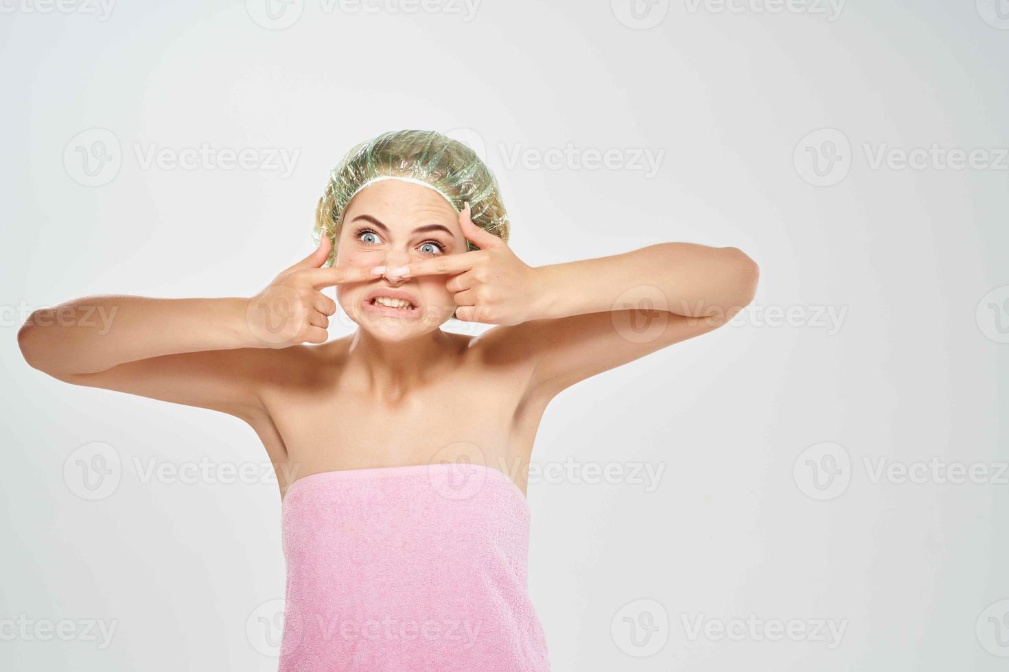 kvinna dusch keps pressar acne på ansikte hud vård foto