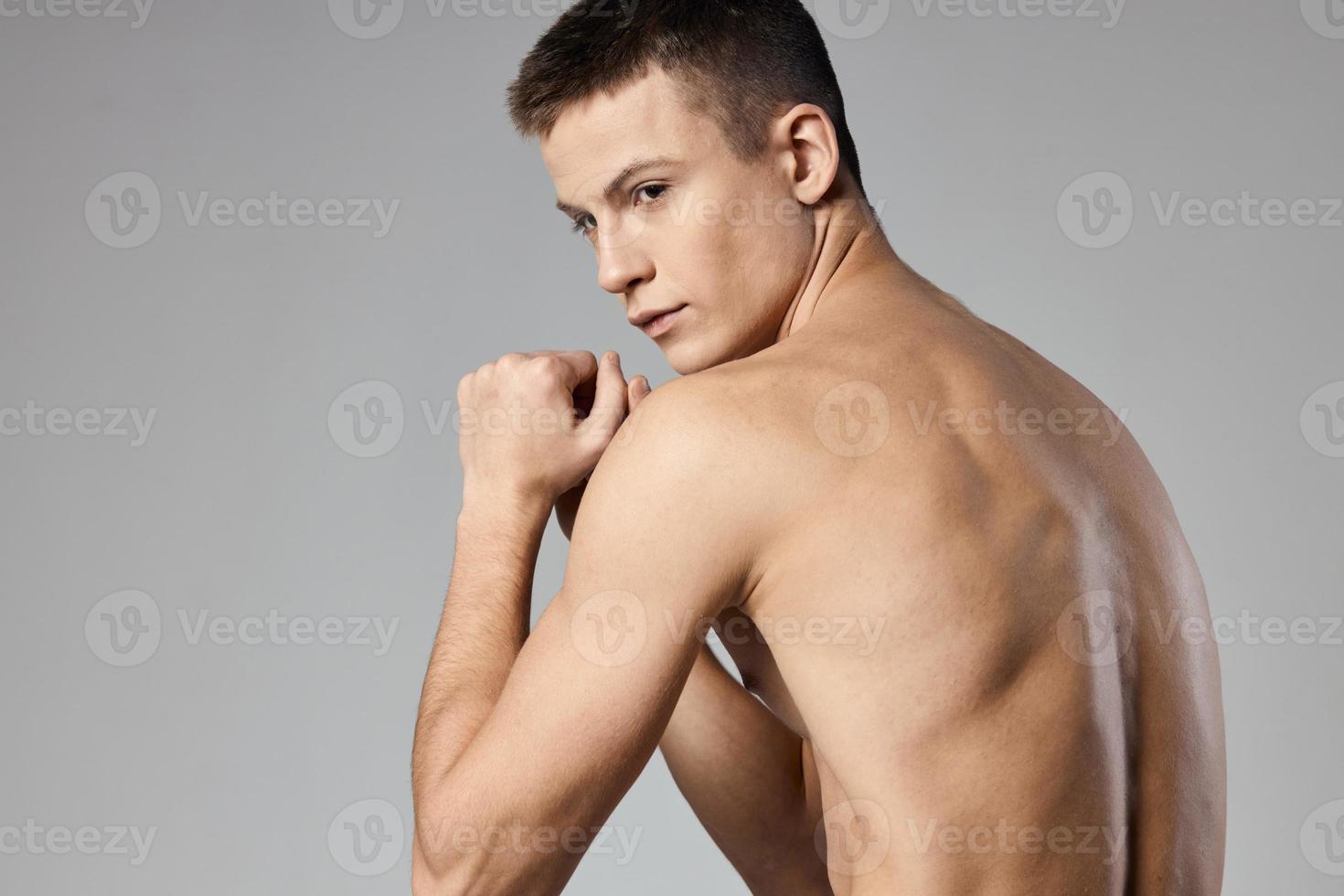 atletisk män muskulös ärm muskler naken tillbaka grå bakgrund modell beskurna se foto