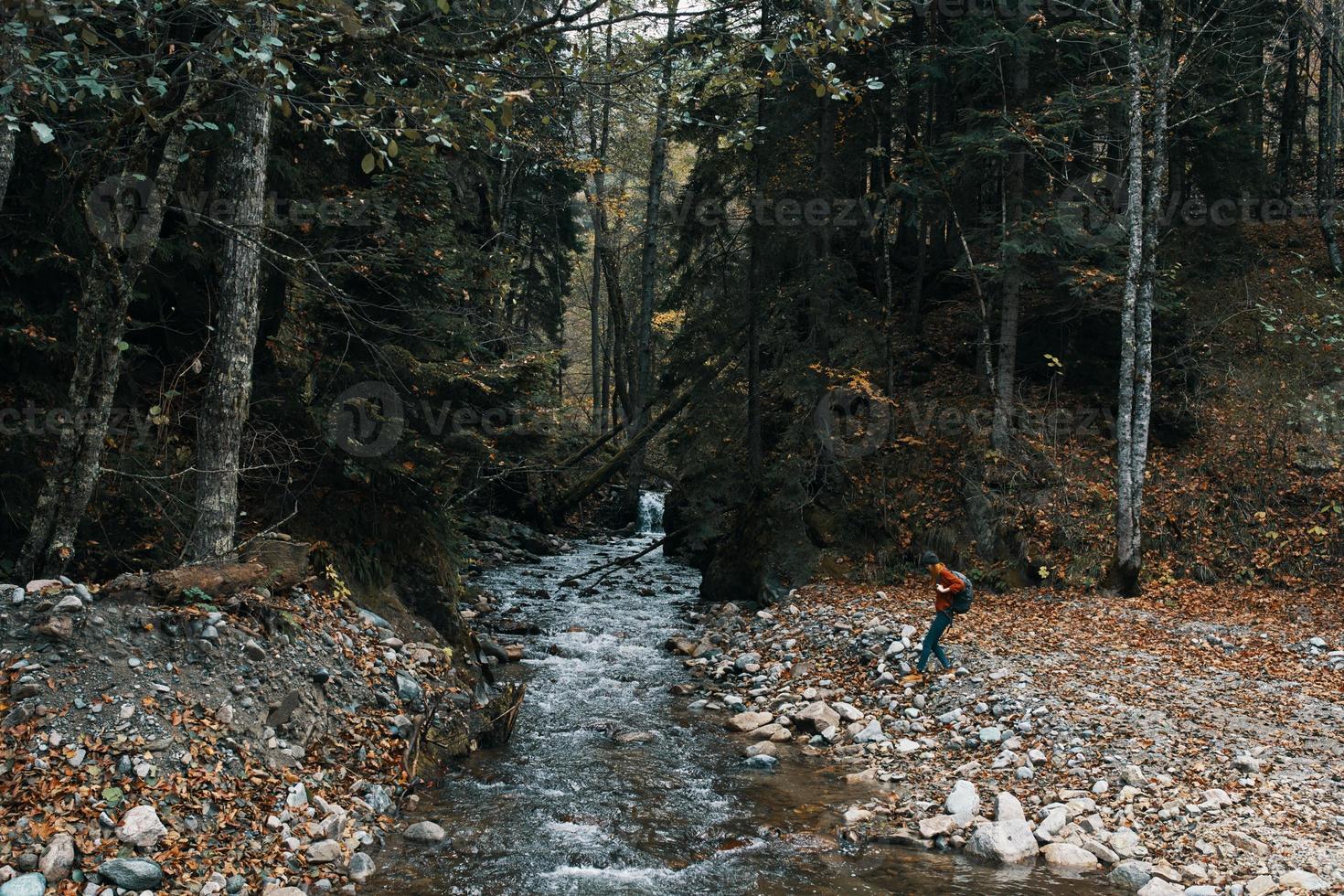 berg flod lång träd skog landskap höst kvinna resa turism foto