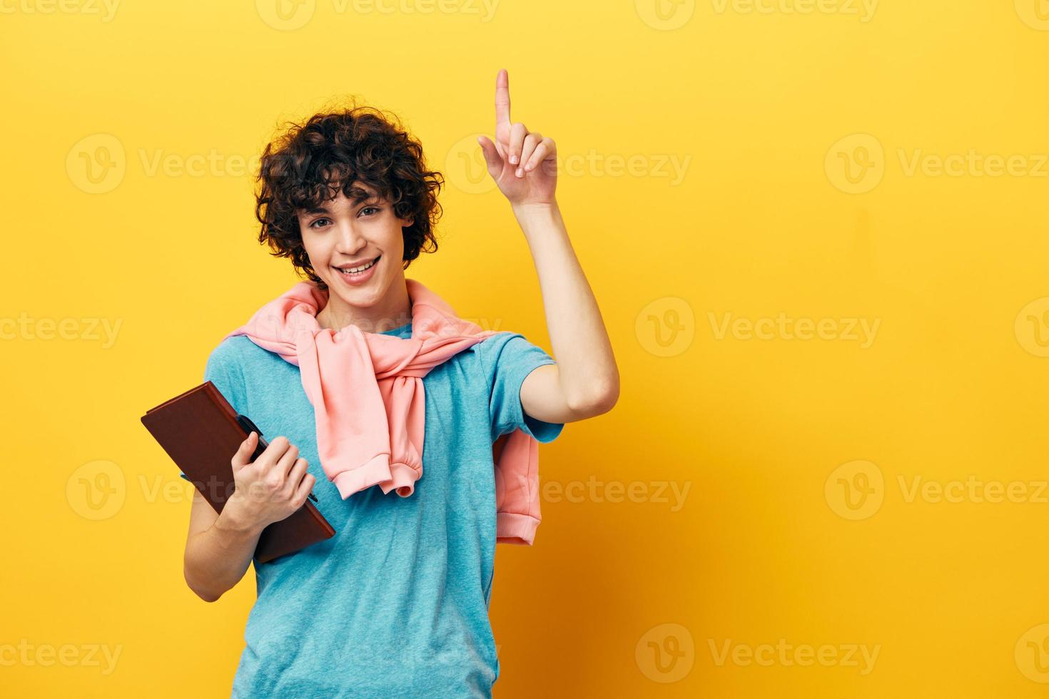 studerande med en bok högskola inlärning rosa jacka beskurna se foto