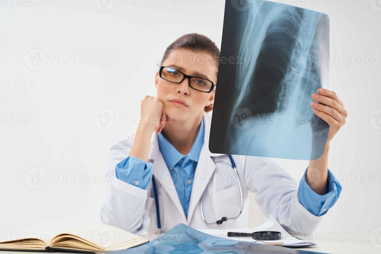 kvinna läkare i vit täcka röntgen diagnostik foto