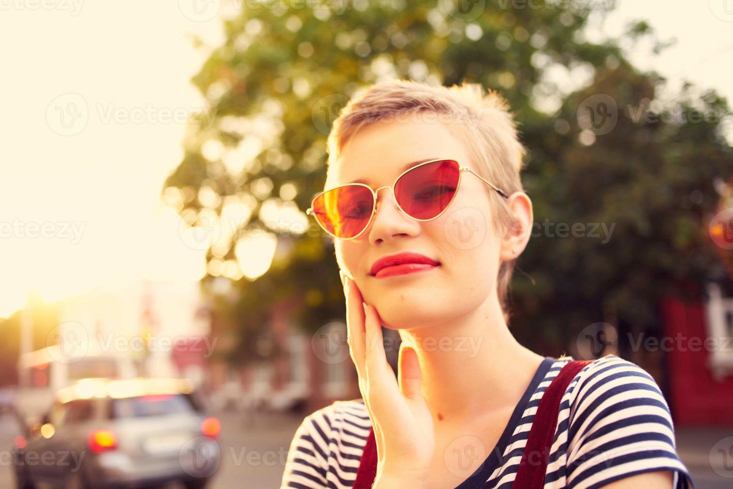 glad kvinna i solglasögon utomhus sommar promenad mode foto