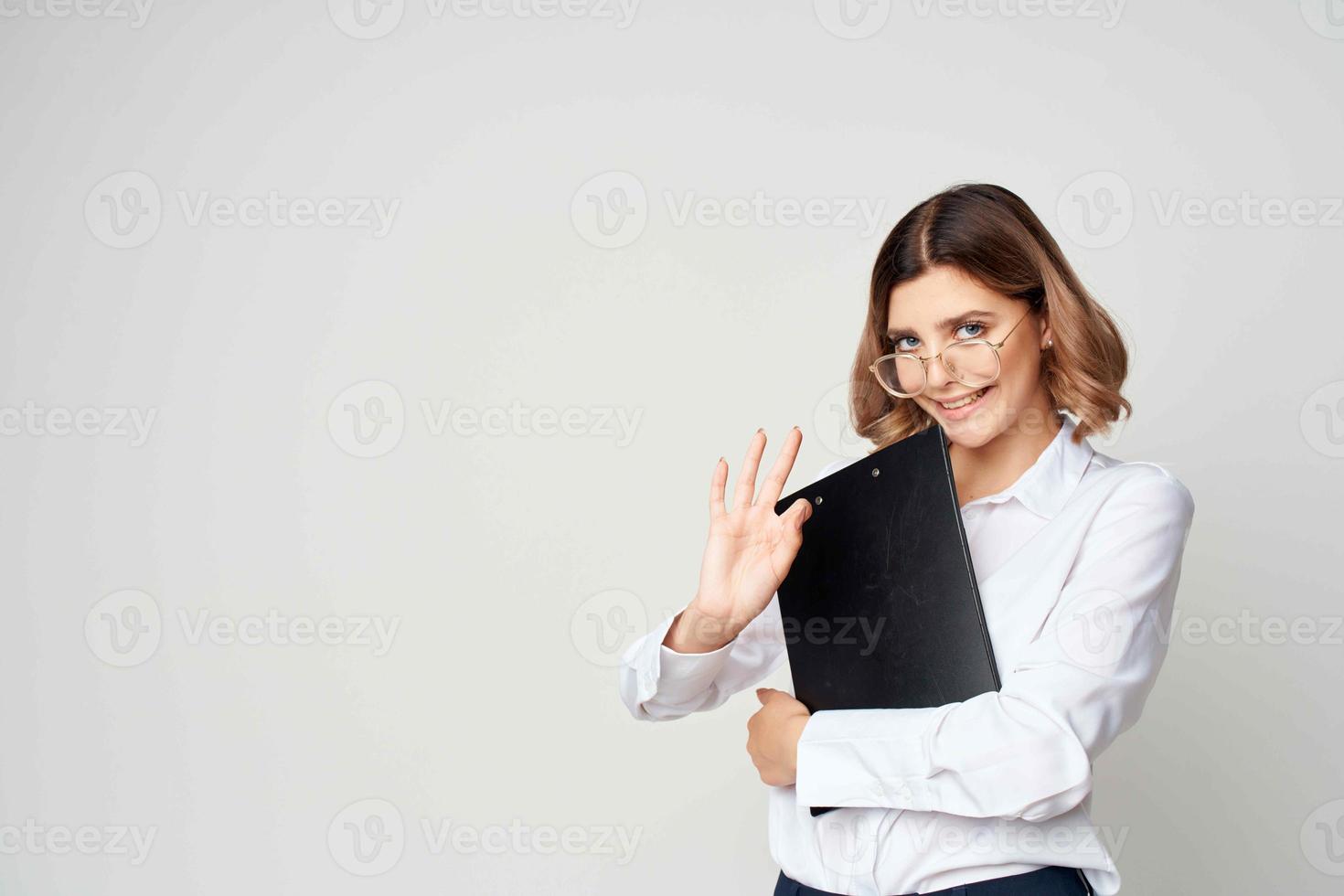 kvinna med glasögon kontor chef arbete dokument foto
