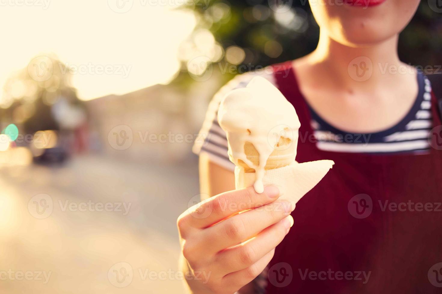 kvinna utomhus i sommar äter is grädde semester foto