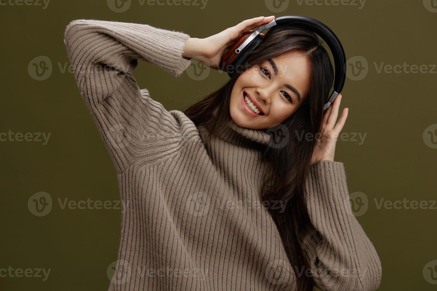 Söt kvinna trådlös hörlurar musik roligt teknologi grön bakgrund foto