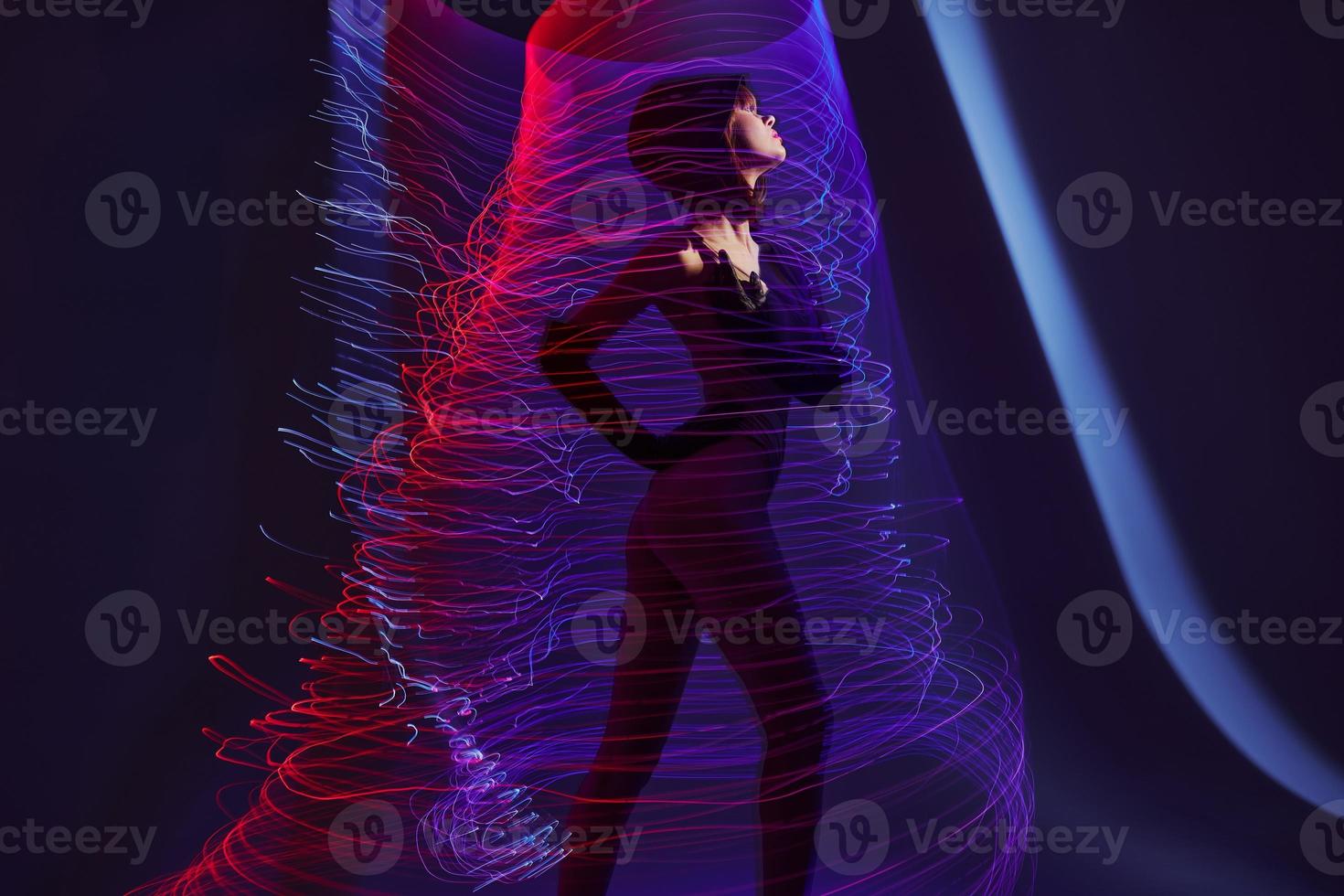 Söt ung kvinna neon rader ljus Framställ Färg bakgrund oförändrad foto