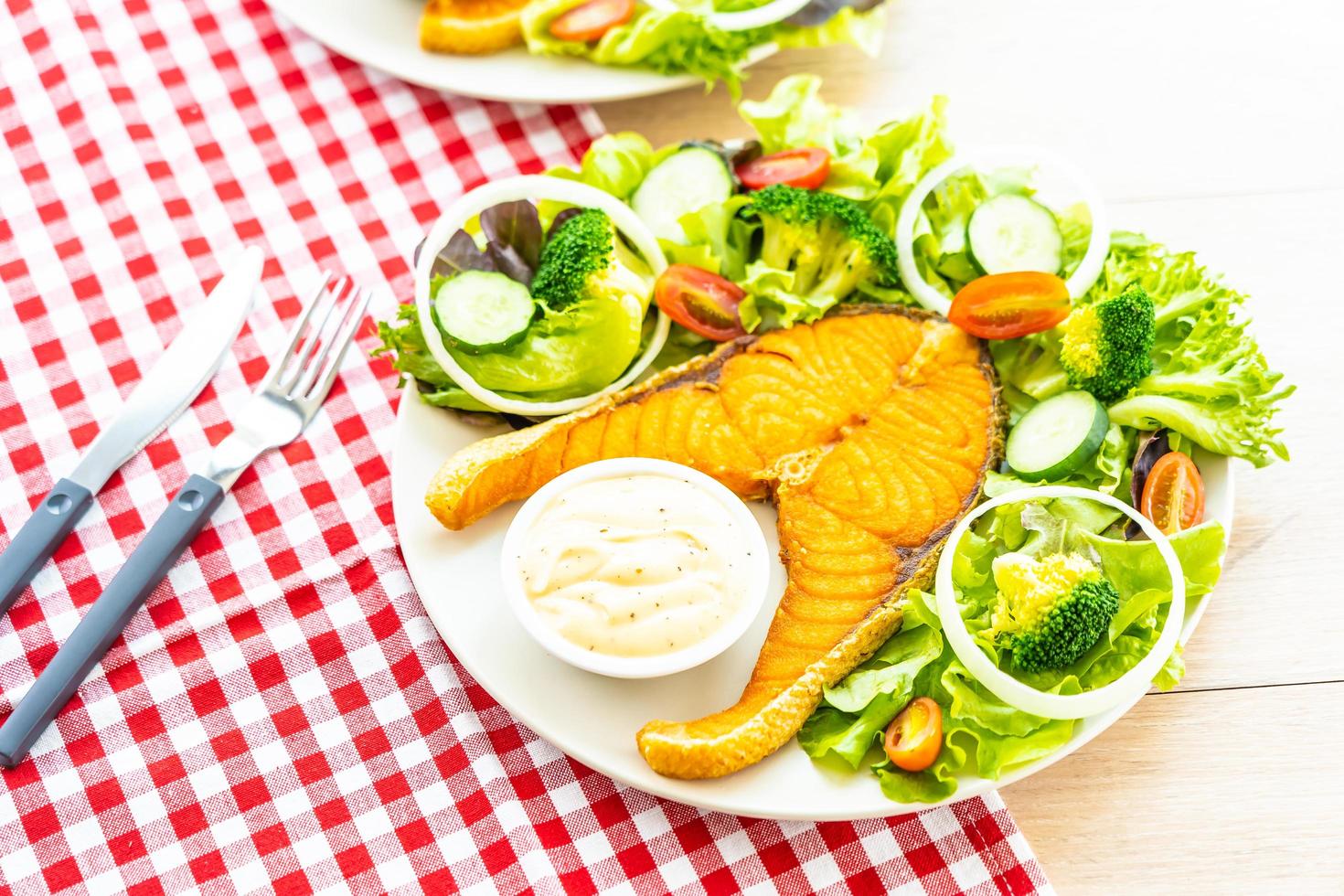 grillad laxköttbiff med färsk grönsak foto