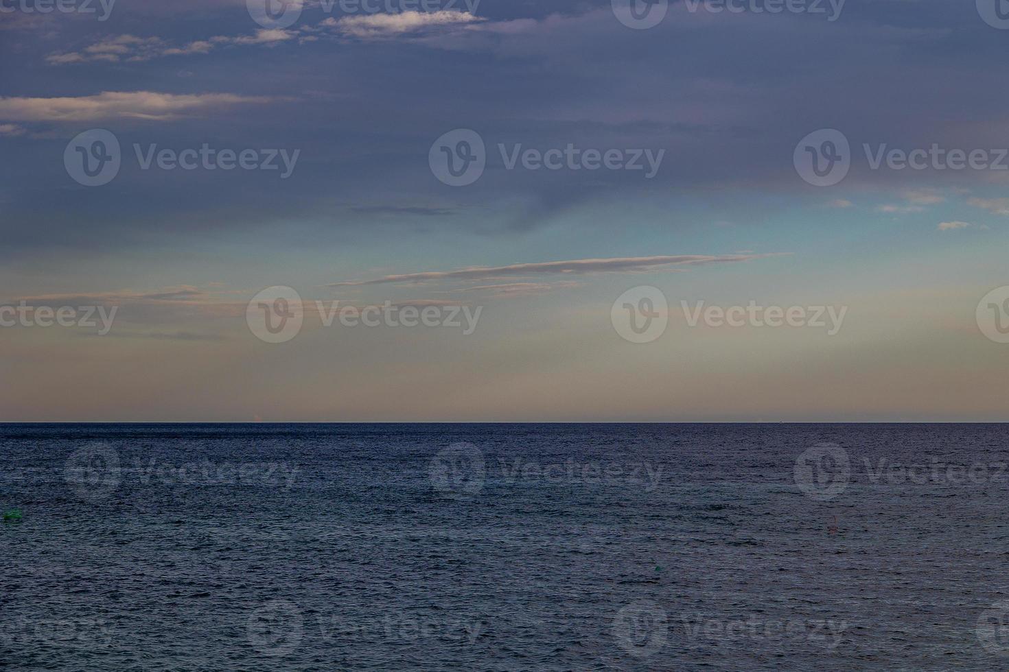 havet landskap fred och tyst på en solig värma dag foto