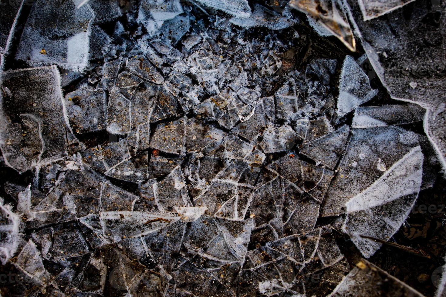 intressant abstrakt bakgrund med is närbild på en frysta pöl foto