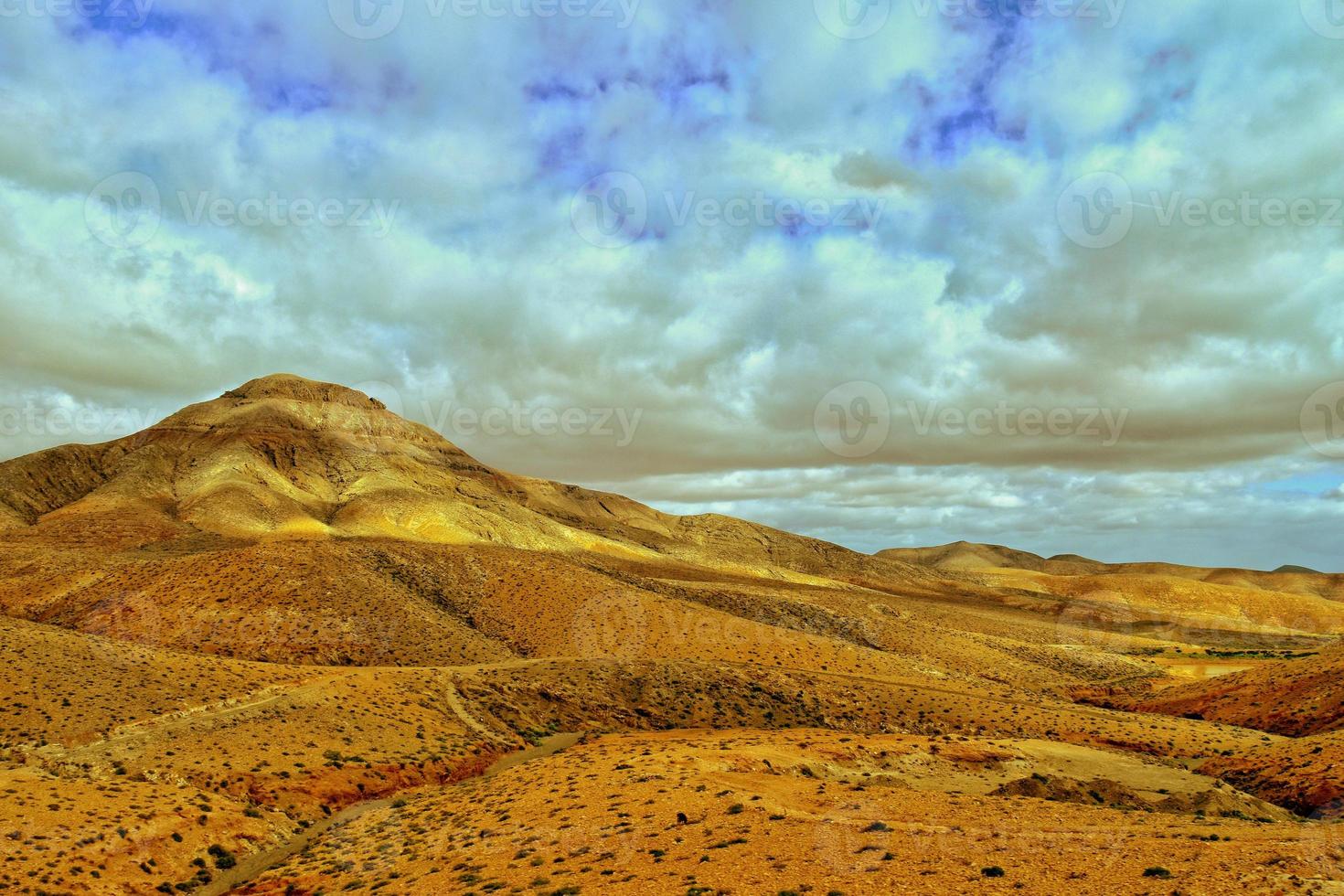 tömma mystisk bergig landskap från de Centrum av de kanariefågel ö spanska fuerteventura med en molnig himmel foto